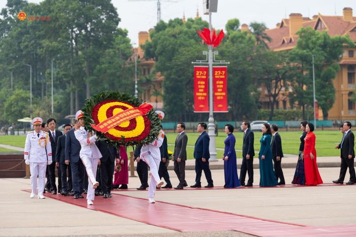 Tổng Bí thư, Chủ tịch nước Tô Lâm; Thủ tướng Chính phủ Lê Minh Hưng; Chủ tịch Quốc hội Trần Thanh Mẫn; Thường trực Ban Bí thư Trần Cẩm Tú và các đại biểu vào Lăng viếng Chủ tịch Hồ Chí Minh