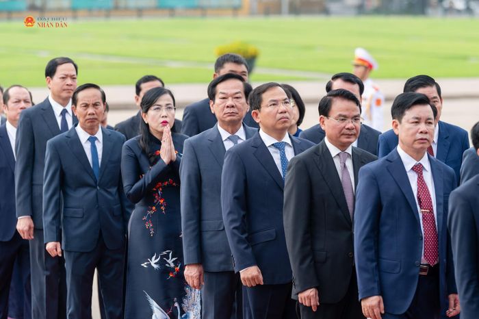 Các đại biểu vào Lăng viếng Chủ tịch Hồ Chí Minh