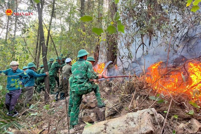 Bộ đội Biên phòng tỉnh Quảng Trị hộ trợ cùng với các lực lượng chức năng nhanh chóng khống chế nhiều vụ cháy rừng