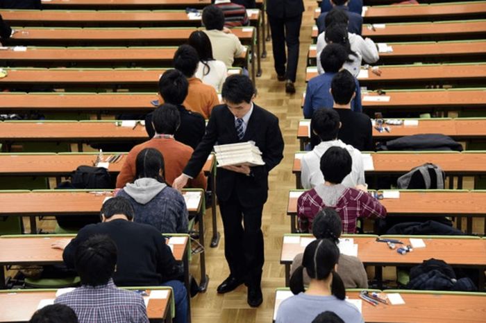 Học sinh Nhật Bản đã tốt nghiệp và muốn học đại học sẽ tham gia Kỳ thi tuyển sinh chung dành cho đại học. Ảnh: Natsuki Sakai/Zuma Press