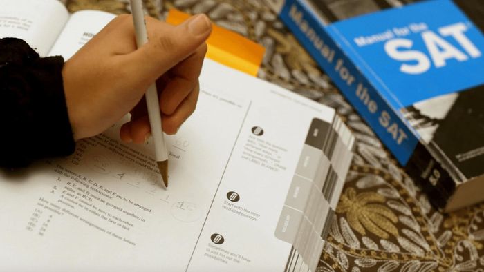 Điểm SAT (bài kiểm tra đánh giá năng lực chuẩn hóa)đóng vai trò quan trọng trong hệ thống tuyển sinh Mỹ. Ảnh: The New York Times