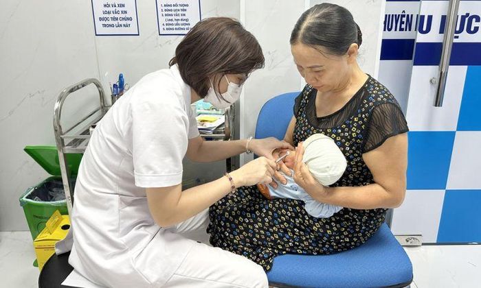 Trẻ sẽ được kiểm tra tình trạng tiêm chủng khi khám sức khỏe định kỳ miễn phí hàng năm. Ảnh: Bộ Y tế