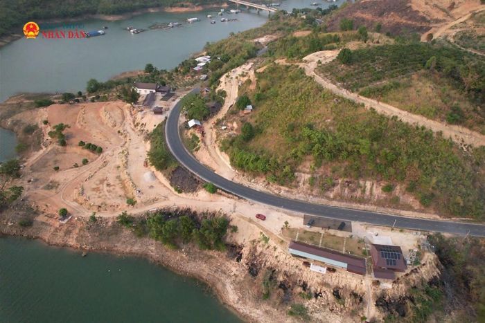 Khu vực cầu 25, dọc theo Quốc lộ 27, đoạn qua xã Krông Nô nhiều công trình "săn view" mọc lên trái phép