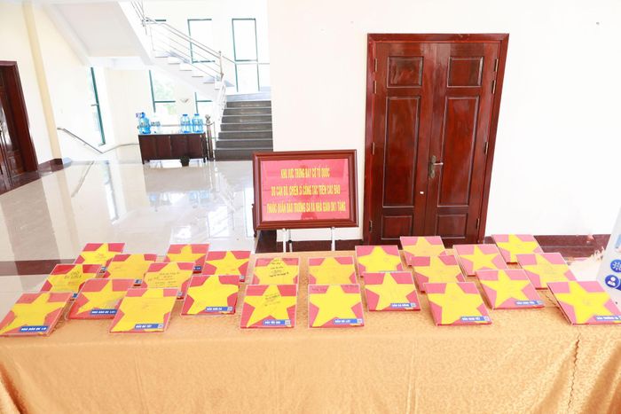 Sắp đặt khu trưng bày cờ Tổ quốc do cán bộ, chiến sĩ công tác trên các đảo thuộc quần đảo Trường sa và nhà giàn DK1 tặng