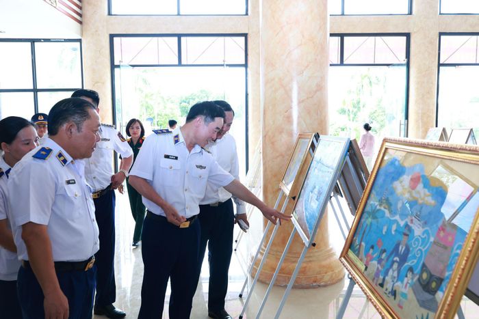 Các đại biểu tham quan khu trưng bày và tranh cổ động tại Cuộc thi