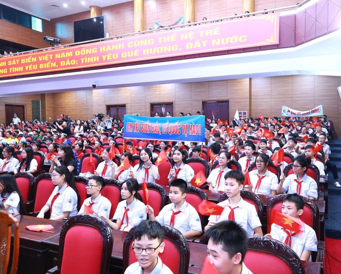 Các cổ động viên cổ vũ nhiệt tình cho các đội tham gia Cuộc thi