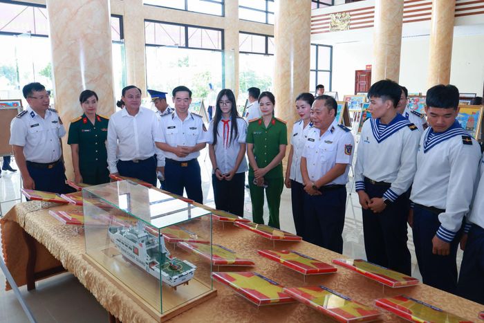 Các đại biểu tham quan khu trưng bày và tranh cổ động tại Cuộc thi