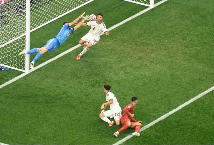 Unai Simon (áo trắng) đóng vai trò quan trọng trong việc kèm chặt Cristiano Ronaldo