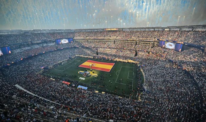 Sân vận động MetLife, New York/New Jersey, Mỹ, trong giây phút đăng quang của các nhà vô địch thế giới Tây Ban Nha