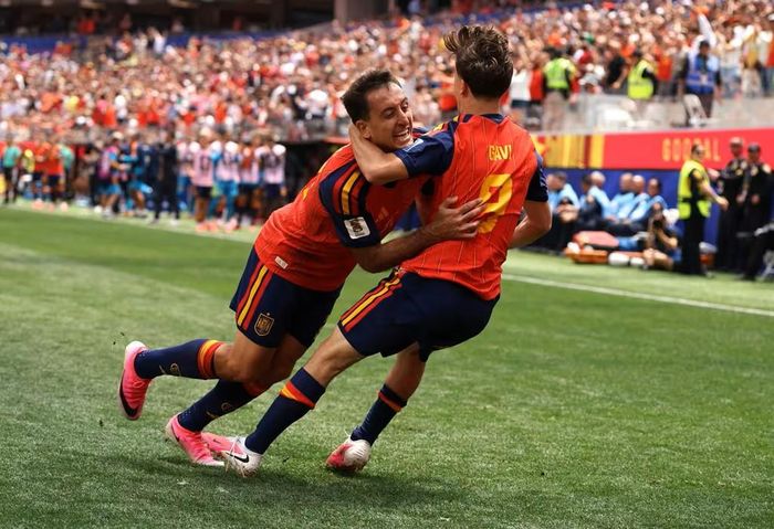 Cú đúp của Mikel Oyarzabal đã giúp nhà vô địch World Cup 2010 giành chiến thắng dễ dàng hơn trước đội tuyển Áo
