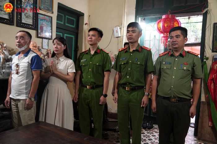 Trong không khí trang nghiêm, những cán bộ chiến sĩ Công an xã Bình Minh lặng lẽ cúi đầu mặc niệm, bày tỏ lòng tri ân đối với người chiến sĩ đã anh dũng hy sinh vì độc lập, tự do của Tổ quốc.