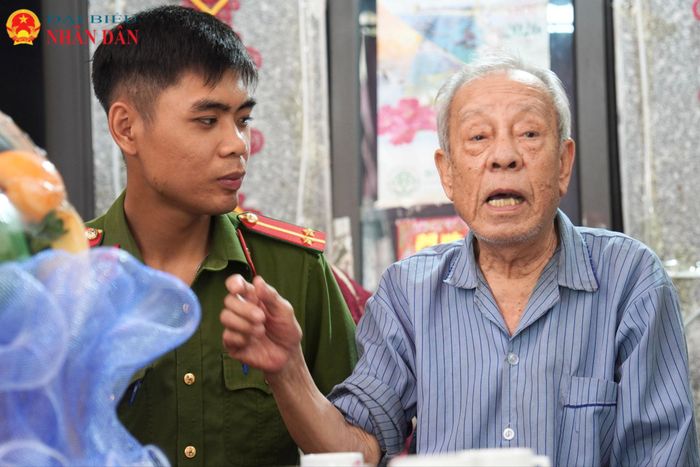 Khi tôi hỏi về tâm nguyện lớn nhất, cụ chậm rãi đáp rằng điều cụ trăn trở nhất là chu toàn việc hương khói cho người em đã hy sinh, để ký ức về liệt sĩ Đinh Văn Thìn mãi được gìn giữ và tri ân.