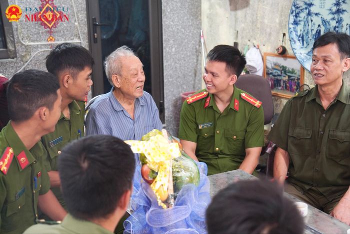 Cách cụ gọi tên từng người, nhớ rõ từng câu chuyện trong mỗi lần các cán bộ, chiến sĩ đến thăm hỏi, động viên đủ để tôi hiểu rằng, từ lâu, họ đã trở thành những người con, người cháu trong gia đình.