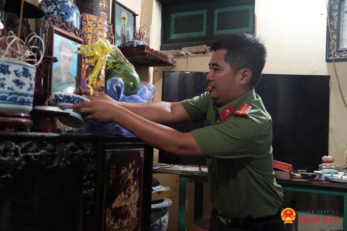Đoàn công tác thành kính dâng nén tâm hương trước anh linh liệt sĩ Đinh Văn Thìn.