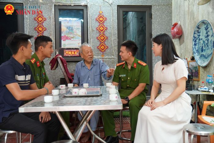 Tại buổi gặp gỡ, cán bộ, chiến sĩ Công an xã đã thông tin về kế hoạch sẽ trực tiếp đến nhà hỗ trợ thu nhận mẫu sinh phẩm ADN trong thời gian tới. Trước sự quan tâm chân thành của lực lượng Công an, cụ Đinh Văn Mão xúc động bày tỏ lòng biết ơn sâu sắc đối với sự quan tâm của cấp ủy, chính quyền địa phương và tập thể cán bộ, chiến sĩ Công an xã Bình Minh; khẳng định sẽ tiếp tục phát huy truyền thống gia đình cách mạng, giáo dục con cháu noi gương các thế hệ đi trước, góp phần xây dựng quê hương ngày càng giàu đẹp, văn minh.