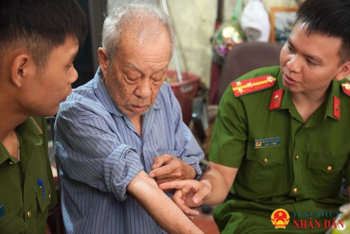 Trong câu chuyện, cụ Mão không ngần ngại chia sẻ với các cán bộ, chiến sĩ về tình hình sức khỏe và những sinh hoạt thường ngày. Những lời hỏi han, động viên của đoàn công tác khiến câu chuyện càng thêm gần gũi, thân tình.