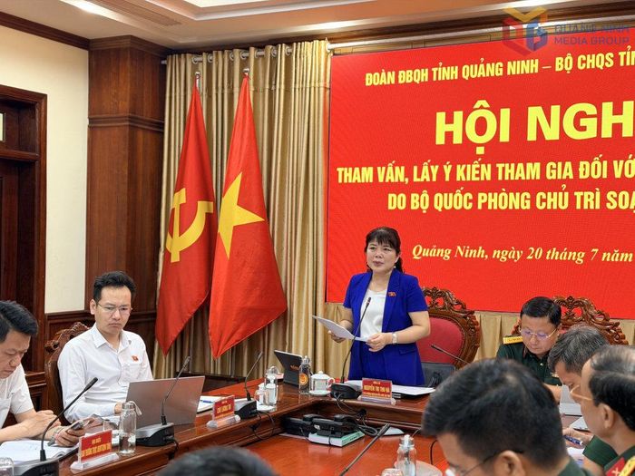 Phó trưởng Đoàn chuyên trách Đoàn ĐBQH tỉnh Quảng Ninh Nguyễn Thị Thu Hà phát biểu tại hội nghị