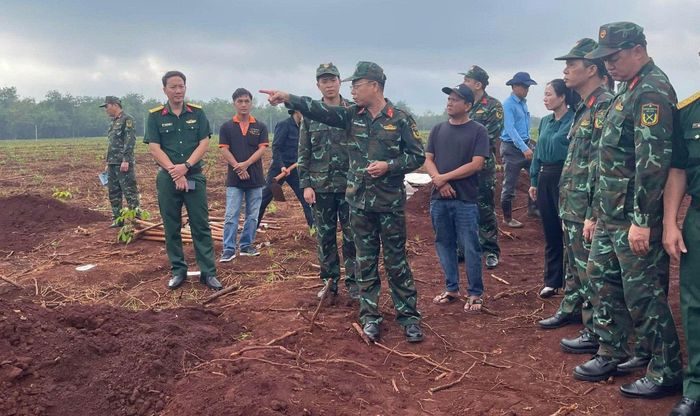 Ban Chỉ đạo Tìm kiếm, quy tập và xác định danh tính hài cốt liệt sĩ TP. Đồng Nai chỉ đạo lực lượng tìm kiếm và chuẩn bị cho lễ triển khai tìm kiếm, quy tập hài cốt liệt sĩ tại xã Minh Đức. Ảnh: ĐVCC