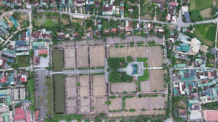 Nghĩa trang liệt sĩ Quốc tế Việt - Lào được xây dựng từ năm 1976 trên diện tích gần 7 ha tại thị trấn Anh Sơn, huyện Anh Sơn (cũ), Nghệ An là nghĩa trang lớn nhất quy tập các mộ liệt sĩ của quân tình nguyện và chuyên gia Việt Nam hy sinh tại Lào