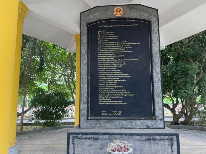 Tại đây có văn bia Nghĩa trang liệt sĩ quốc tế Việt - Lào do Giáo sư Phan Ngọc soạn thảo. Tình cảm keo sơn, gắn bó thủy chung, sẵn sàng hy sinh của các liệt sỹ được Giáo sư Phan Ngọc thể hiện qua bài phú 408 chữ khắc trên bia đá trong nghĩa trang bằng 2 ngôn ngữ Việt - Lào: "Gặp thời đen tối, hai nước Việt - Lào, ách nô lệ đọa đày; được Đảng sáng soi một cõi Đông Dương đường cứu nguy vạch rõ/ Máu hòa vào máu, cánh Đồng Chum, Xiêng Khoảng, Thà Khẹt, ta cùng bạn hy sinh/ Xương lẫn với xương, Át-tô-pơ, Khăm Muộn, Viên Chăn, bạn cùng ta quyết tử/ Tình đoàn kết ấy dòng Cửu Long bao la, nghĩa thủy chung này dải Trường Sơn vững chãi...".