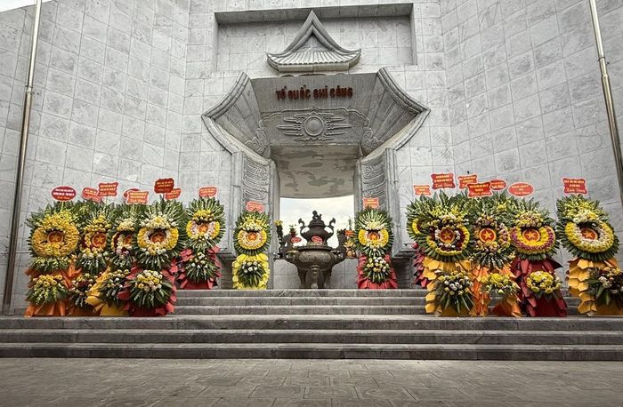 Hàng năm, hàng triệu lượt người dân và thân nhân các liệt sỹ khắp các tỉnh thành trong cả nước về thăm, thắp hương, tưởng nhớ công ơn các anh hùng, liệt sỹ. Trung bình mỗi ngày có 50 đoàn viếng thăm trong dịp này