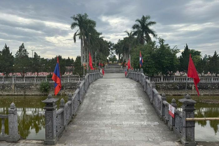 Đây cũng là nghĩa trang duy nhất của Việt Nam mang tên hai quốc gia, hai dân tộc và là biểu tượng tình đoàn kết thủy chung, son sắt của hai dân tộc Việt - Lào anh em