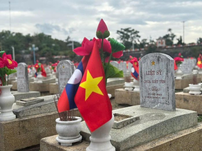 Trong số gần 11.000 liệt sỹ đang an nghỉ tại đây, mới chỉ có khoảng 3.300 phần mộ có danh tính, 570 ngôi mộ có tên nhưng chưa rõ quê quán