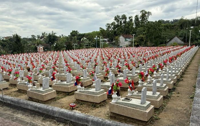 Hiện có gần 7.500 phần mộ liệt sỹ chưa xác định được danh tính, quê quán. Năm 2016, Sở Lao động - Thương binh và Xã hội tỉnh Nghệ An đã tổ chức lấy mẫu sinh phẩm liệt sỹ an táng tại Nghĩa trang liệt sỹ quốc tế Việt - Lào để phục vụ công tác giám định ADN xác định danh tính liệt sỹ
