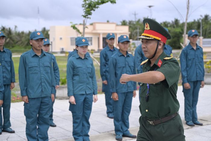 Lãnh đạo tỉnh An Giang yêu cầu Bộ Chỉ huy Quân sự tỉnh tiếp tục xây dựng lực lượng dân quân tự vệ vững mạnh và đẩy mạnh công tác giáo dục quốc phòng, an ninh. Ảnh: Phương Vũ