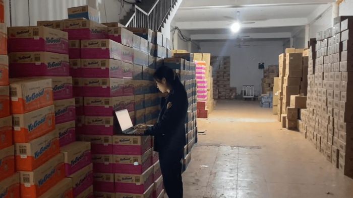 Lực lượng chức năng phát hiện, kiểm tra và tạm giữ nhiều sản phẩm bánh kẹo không có hóa đơn, chứng từ kèm theo theo quy định của pháp luật. Ảnh QLTT