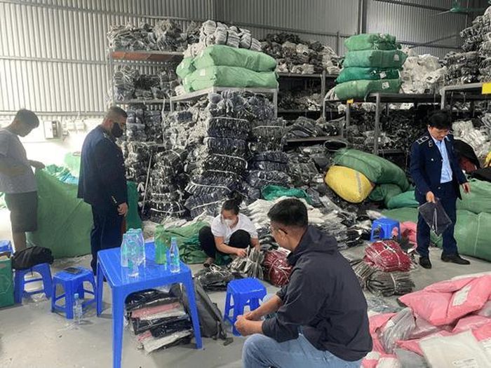 Lực lượng chức năng tiến hành kiểm đếm hàng hóa vi phạm. Ảnh QLTT