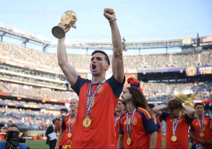 Ferran Torres với Cúp Vàng World Cup. Anh là người ghi bàn thắng duy nhất trong trận chung kết. Ảnh: FIFA
