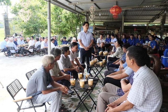 Lãnh đạo xã An Ninh lắng nghe, giải đáp các ý kiến, kiến nghị của cử tri tại mô hình "Café An Ninh - Chuyện dân mình. Ảnh: Hà Thu