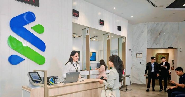 Standard Chartered có mặt tại Việt Nam từ năm 1904 với chi nhánh đầu tiên tại Sài Gòn, và trở thành ngân hàng 100% vốn nước ngoài từ năm 2009. Hiện ngân hàng vận hành bốn chi nhánh, hai tại Hà Nội và hai tại Thành phố Hồ Chí Minh, với trụ sở chính đặt tại Hà Nội.