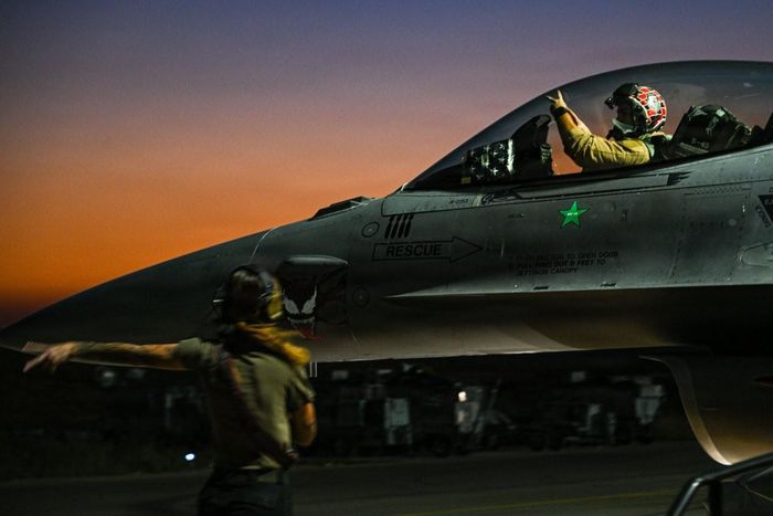 Phi công Không quân Mỹ kiểm tra tiêm kích F-16 trước khi cất cánh tại một căn cứ ở Trung Đông. F-16 có thể thực hiện các nhiệm vụ tấn công chính xác, tác chiến điện tử và yểm trợ hỏa lực tầm gần. Ảnh: CENTCOM