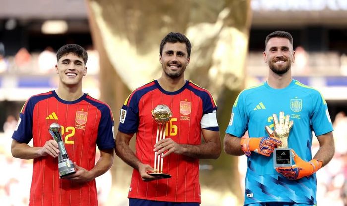 Từ trái sang phải: Pau Cubarsi, Rodri và Unai Simon. Ảnh: FIFA