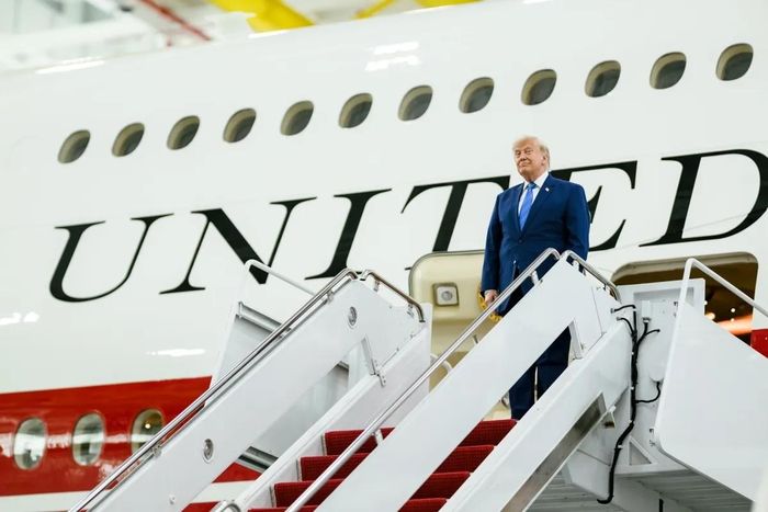 Tổng thống Mỹ Donald Trump bên cạnh chiếc Air Force One mới. Ảnh: Nhà Trắng