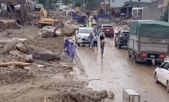 Quốc lộ 32 qua xã Mường Than đã thông tuyến, góp phần nối lại giao thông nơi vùng lũ Mường Than.