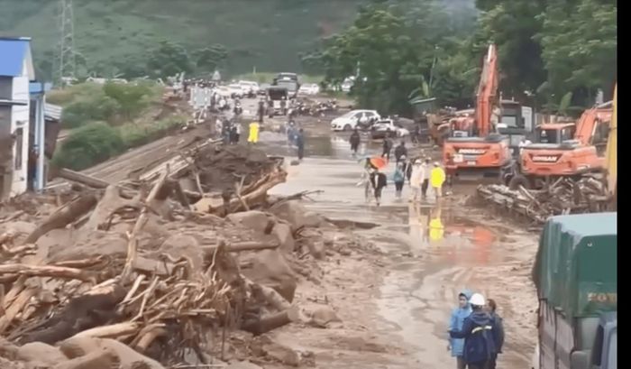 Phương tiện máy móc và người được huy động để khắc phục sự cố Quốc lộ 32.