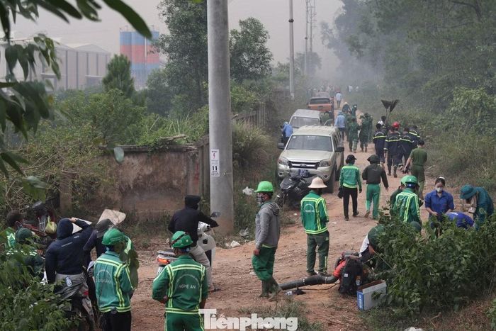 Lực lượng chức năng đang nỗ lực chữa cháy tại bãi rác Nghi Yên. Ảnh: Báo điện tử Tiền Phong.