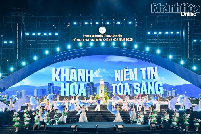 Tiết mục nghệ thuật "Khánh Hòa tỏa sáng" mở đầu chương trình bế mạc. Ảnh: Báo điện tử tỉnh Khánh Hòa.