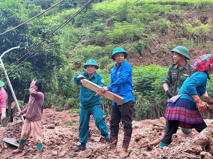 Các lực lượng được huy động khắc phục hậu quả sau mưa lũ.