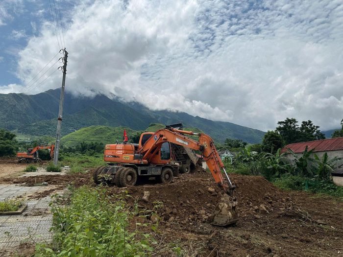 Các thiết bị máy móc được huy động để làm mặt bằng thi công Công trình “Sắp xếp dân cư vùng thiên tai cấp bách tại xã Mường Than, tỉnh Lai Châu”.