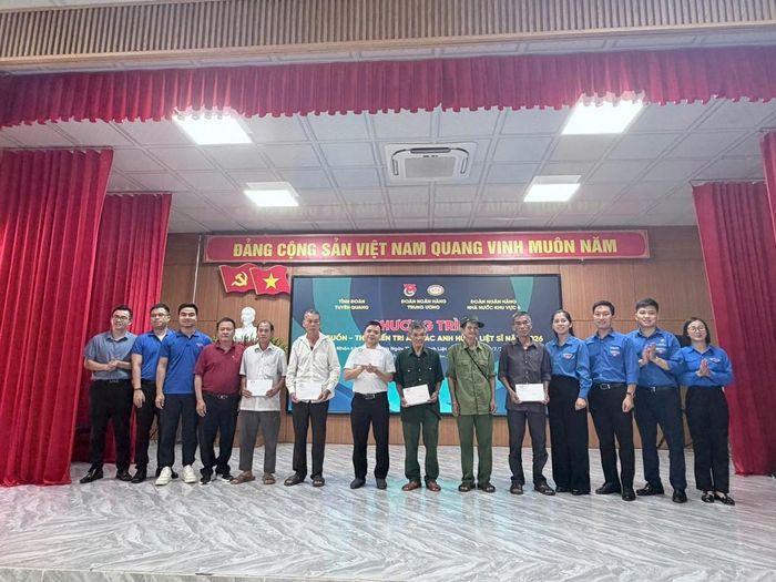 Mỗi phần quà được trao không chỉ mang giá trị vật chất mà còn là tình cảm, sự sẻ chia của tập thể cán bộ, công chức và đoàn viên thanh niên Ngân hàng Trung ương dành cho các gia đình chính sách, người có công với cách mạng