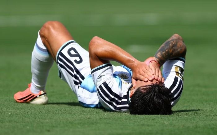 Lisandro Martinez rồi sau đó là Romero dính chấn thương rời sân khiến hàng thủ Argentina chịu tổn thất nghiêm trọng.