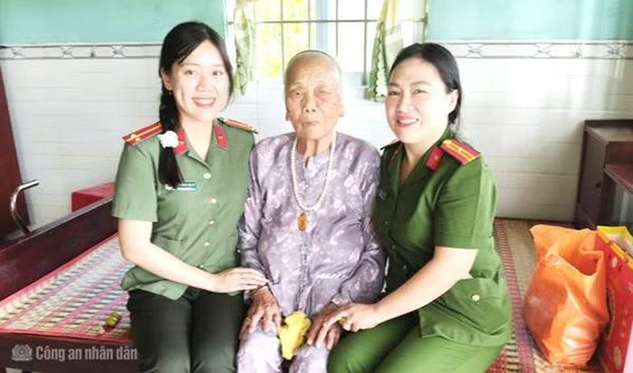 Công an xã Vĩnh Lợi thăm hỏi sức khỏe, tặng quà Mẹ Việt Nam Anh hùng Trương Thị Ba (ngụ ấp Chắc Đốt, xã Vĩnh Lợi).