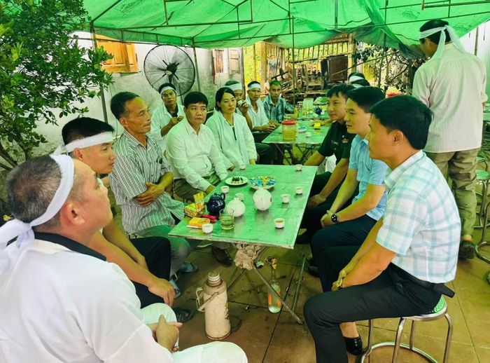 UBND xã Thạch Quảng thăm hỏi, hỗ trợ ban đầu các gia đình có nạn nhân tử vong mỗi hộ 5 triệu đồng.