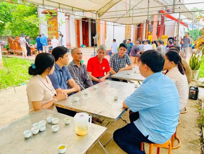 Lãnh đạo Sở Nông nghiệp và Môi trường tỉnh Thanh Hóa thăm hỏi, chia buồn các gia đình.