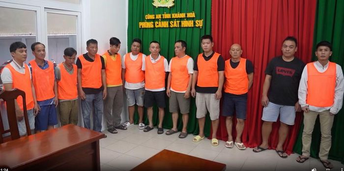 Các đối tượng liên quan trong đường dây cá độ bóng đá qua mạng Internet khi bị triệu tập về Phòng Cảnh sát hình sự Công an tỉnh Khánh Hòa để đấu tranh xét hỏi.
