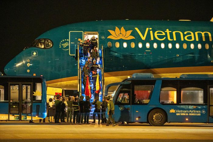 Máy bay của Vietnam Airlines đón đoàn ngày trở về.